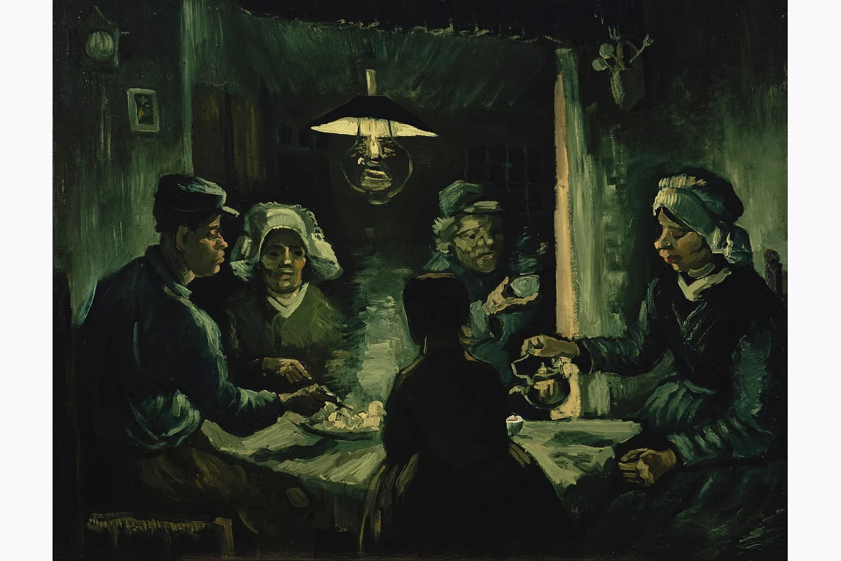 Cinco personas comparten patatas junto a una lámpara.